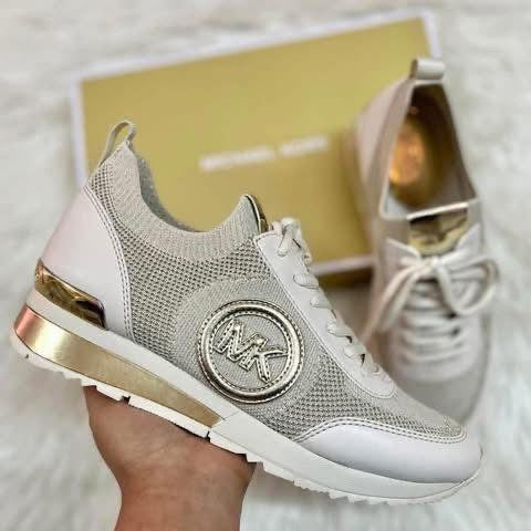 Zapatilla dorada Michael KORS 💖
