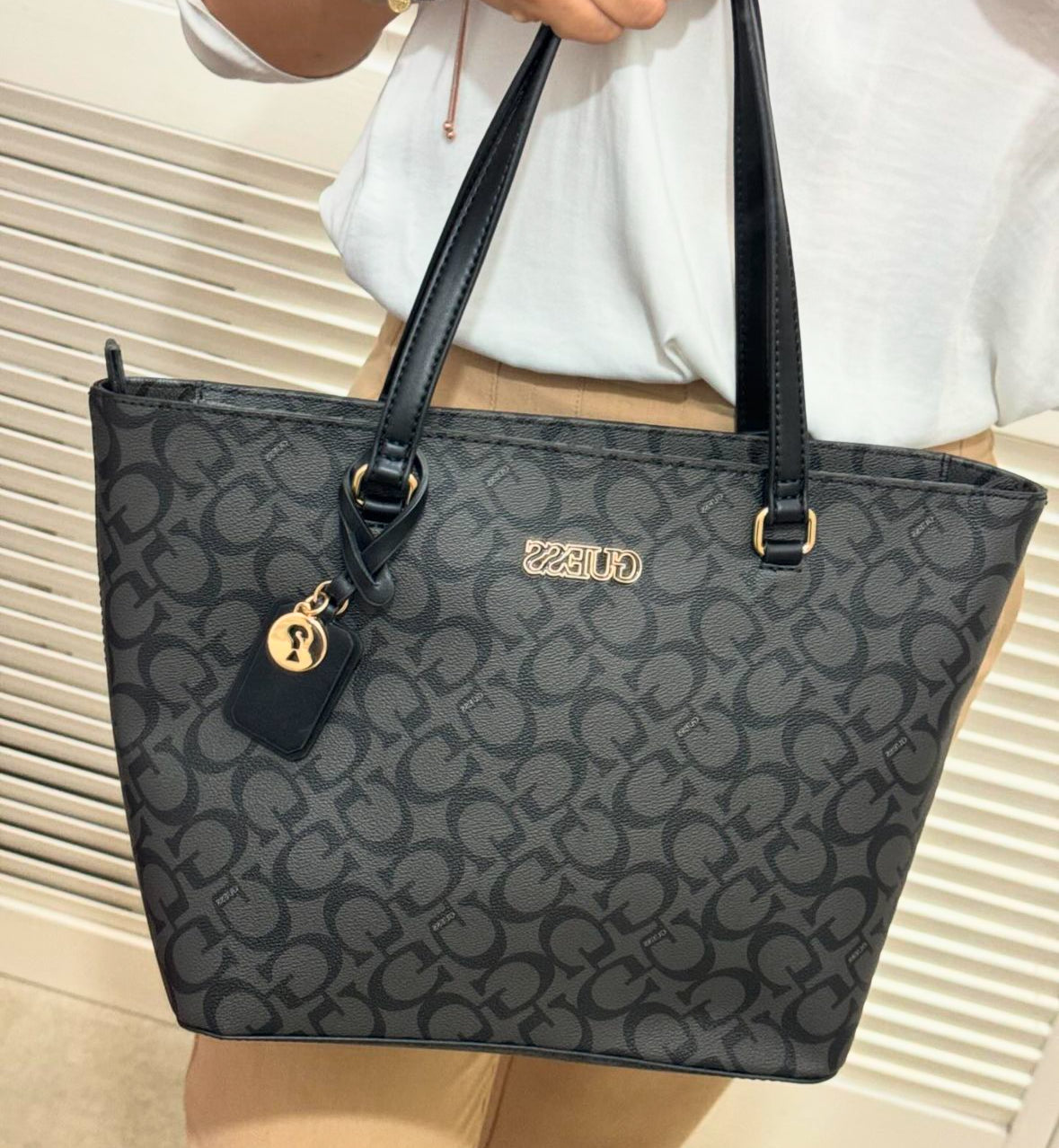 Tote Guess