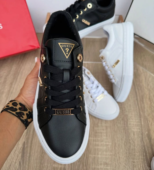 Zapatilla negra Guess💛🧡